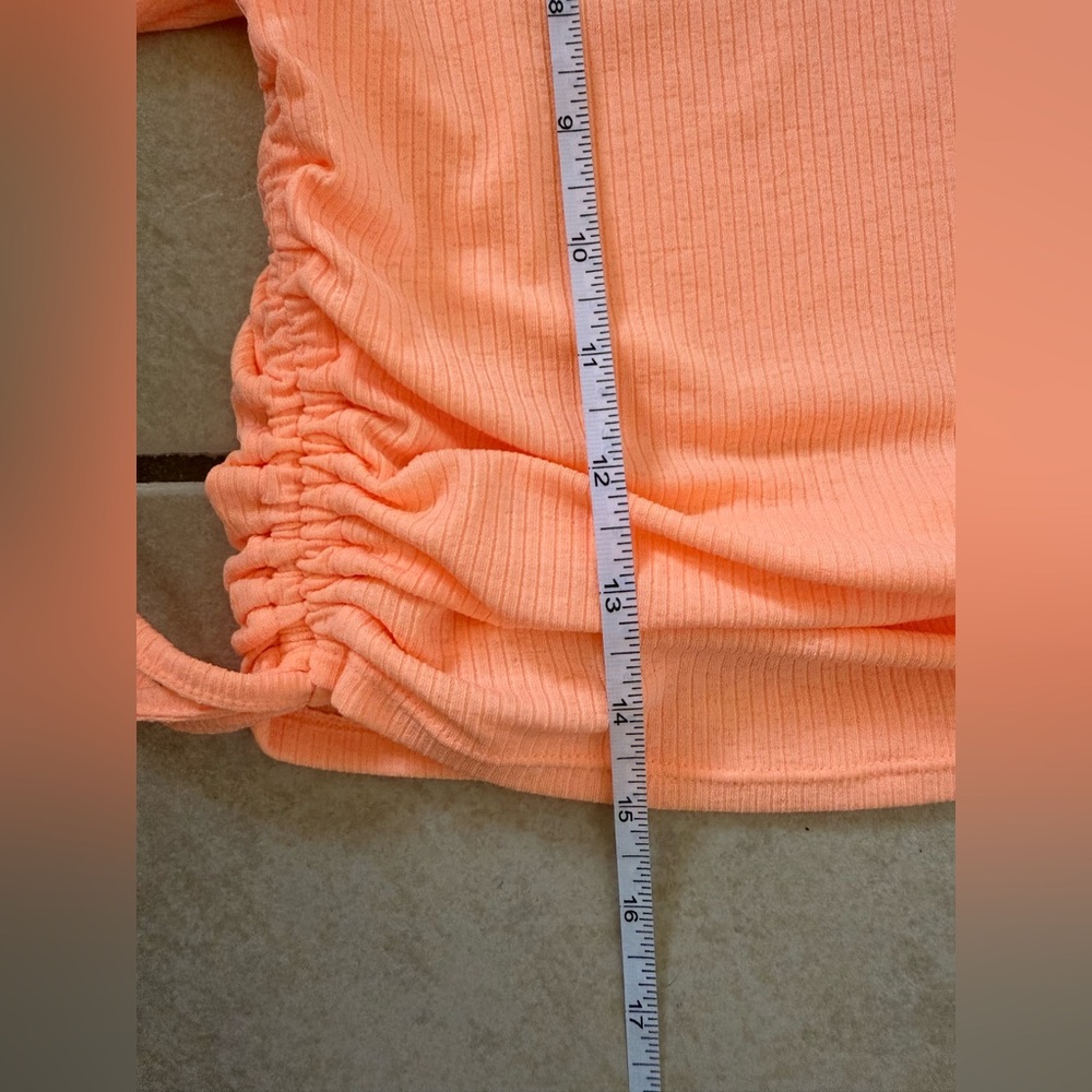 NWOT Coral Peach Cropped Ruched Top - Picture 3 of 3